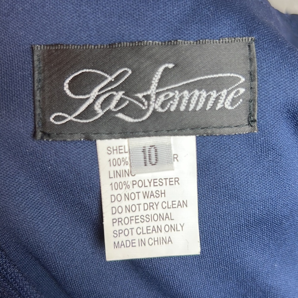 La Femme Portrait Neck Lace Gown - Picture 5 of 6